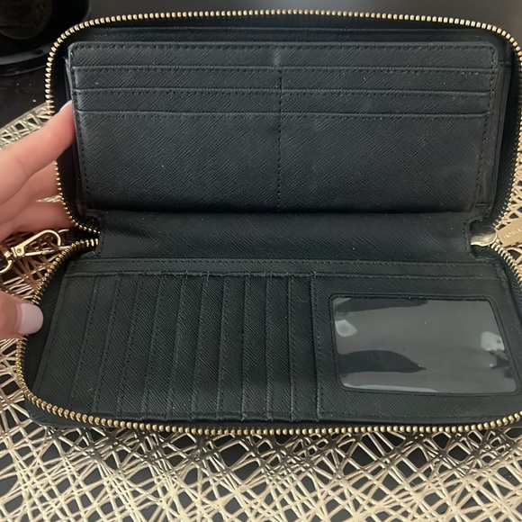 Micheal Kors zippy wallet - Picture 2 of 3